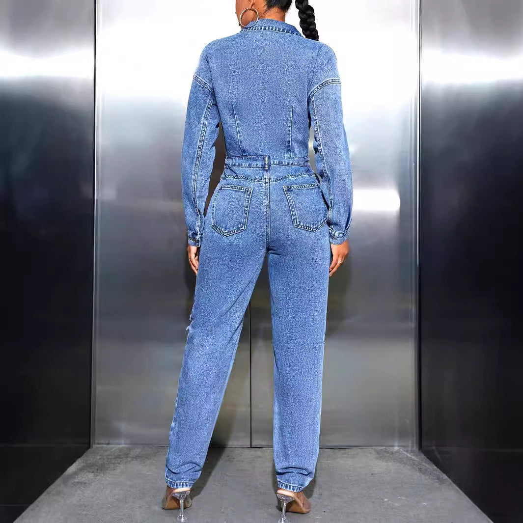 Salopette en jean pour femmes avec coupe cintrée et détails destroy à la mode