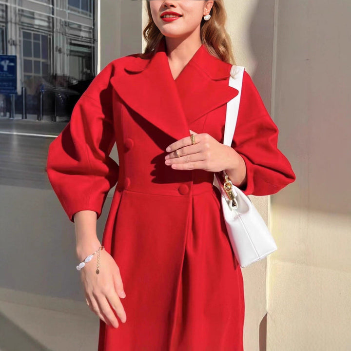 Manteau trench élégant pour femmes avec une coupe cintrée et fente latérale