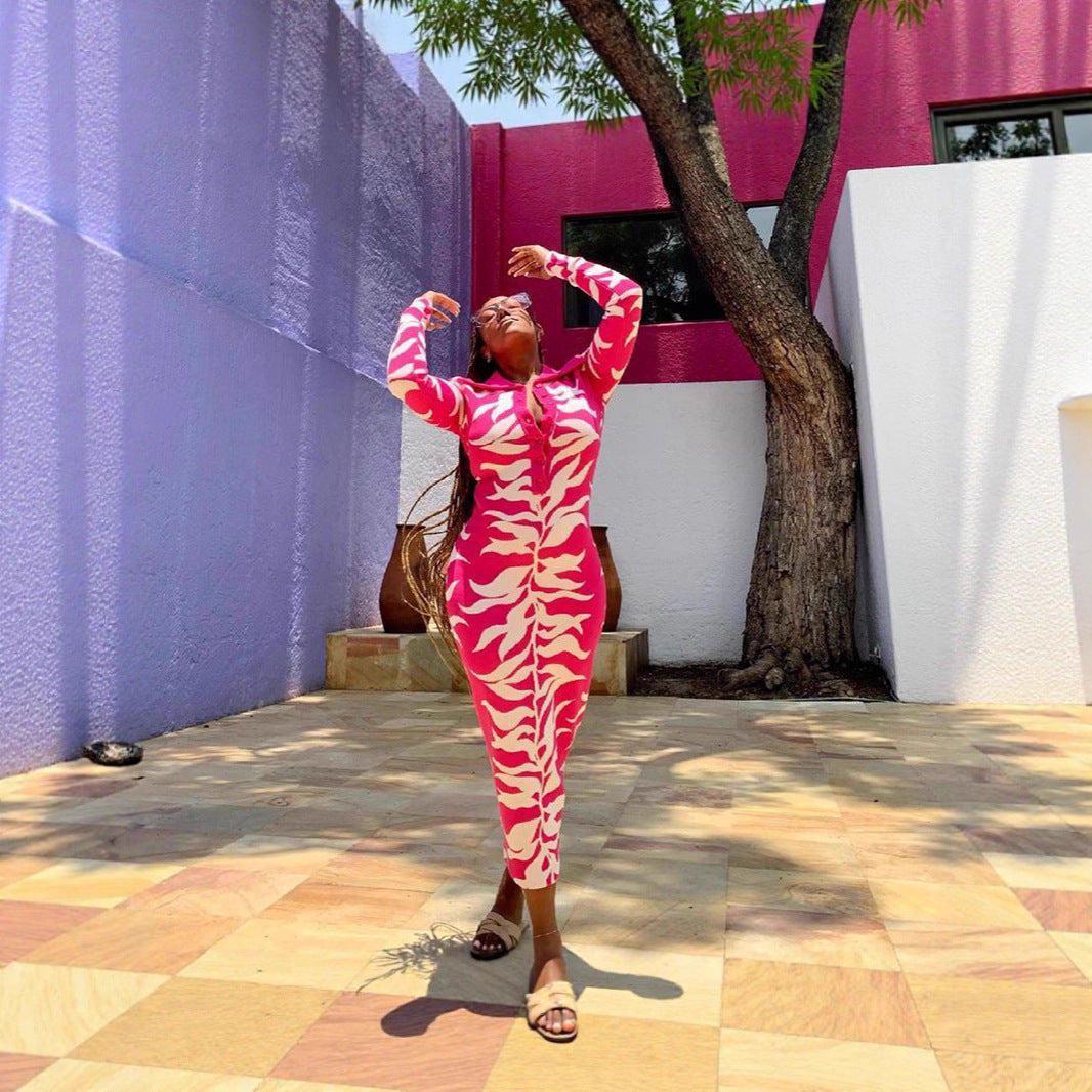 Robe maxi ajustée pour femmes avec col élégant et motif accrocheur