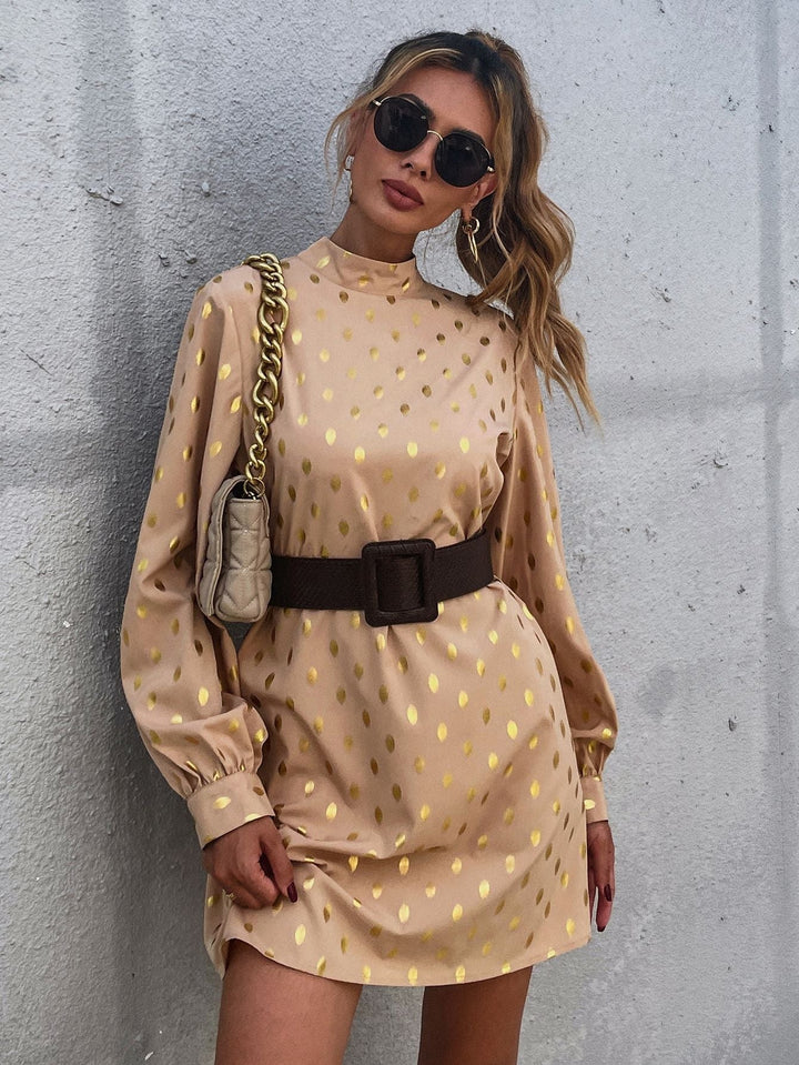 Robe mini élégante pour femmes avec des accents brillants et une coupe décontractée