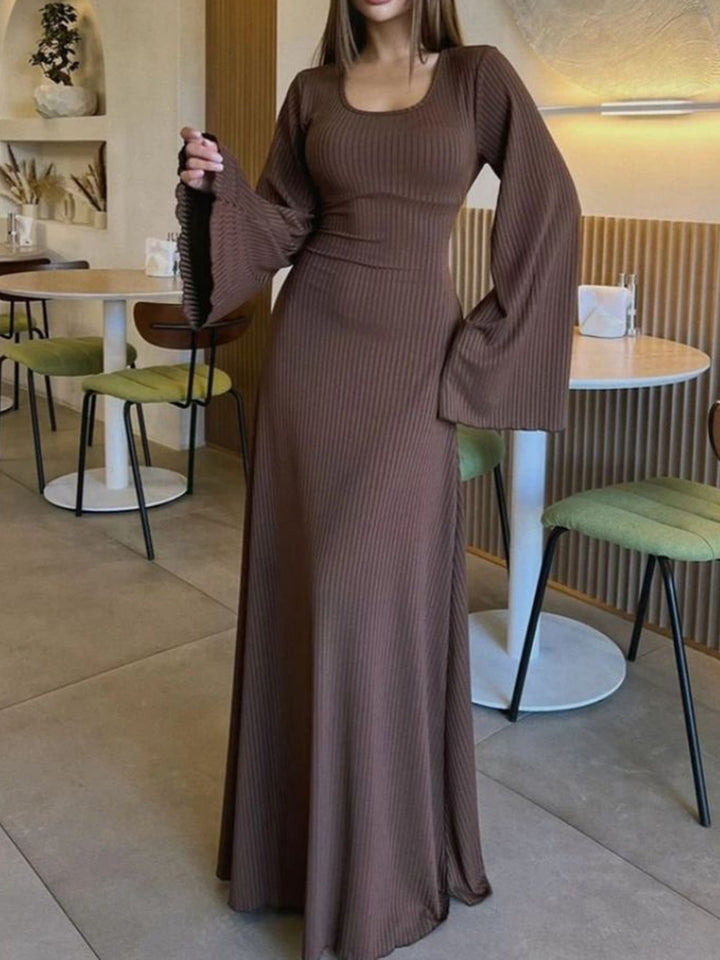 Robe maxi femme avec des manches évasées et des détails élégants