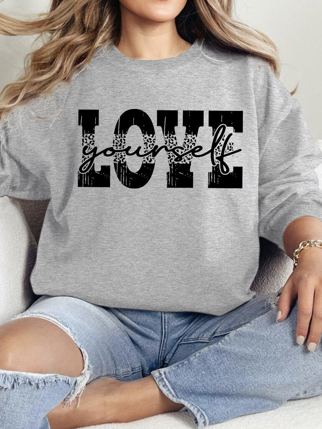 Sweat-shirt pour femmes avec un lettrage LOVE créatif et une coupe décontractée
