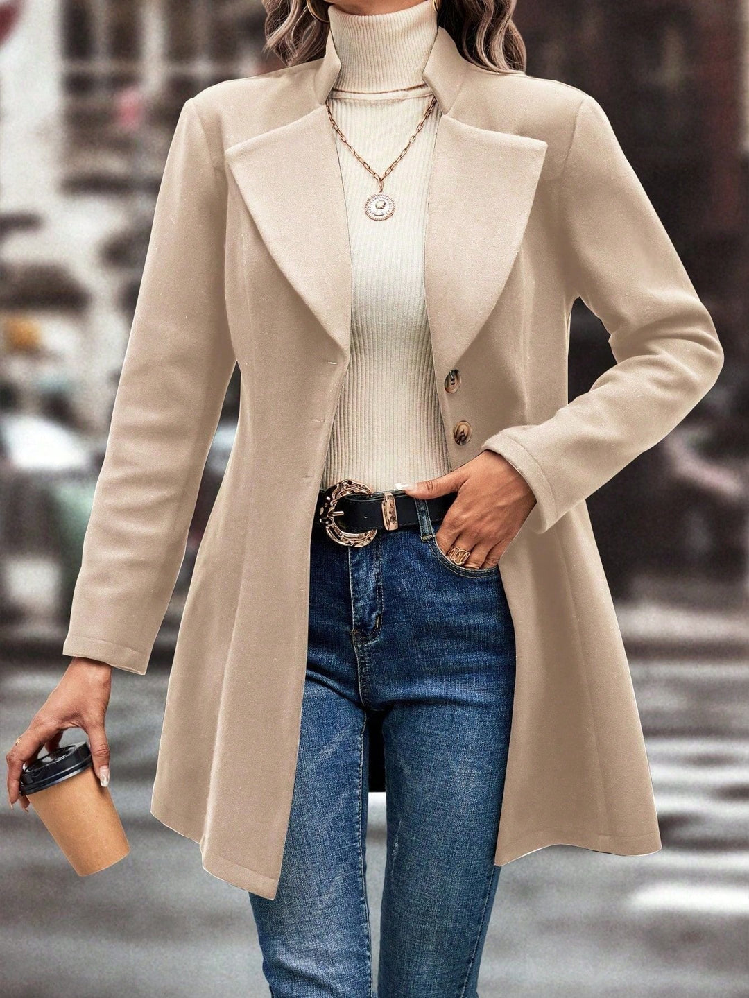 Manteau d'hiver élégant pour femmes avec coupe asymétrique et col montant