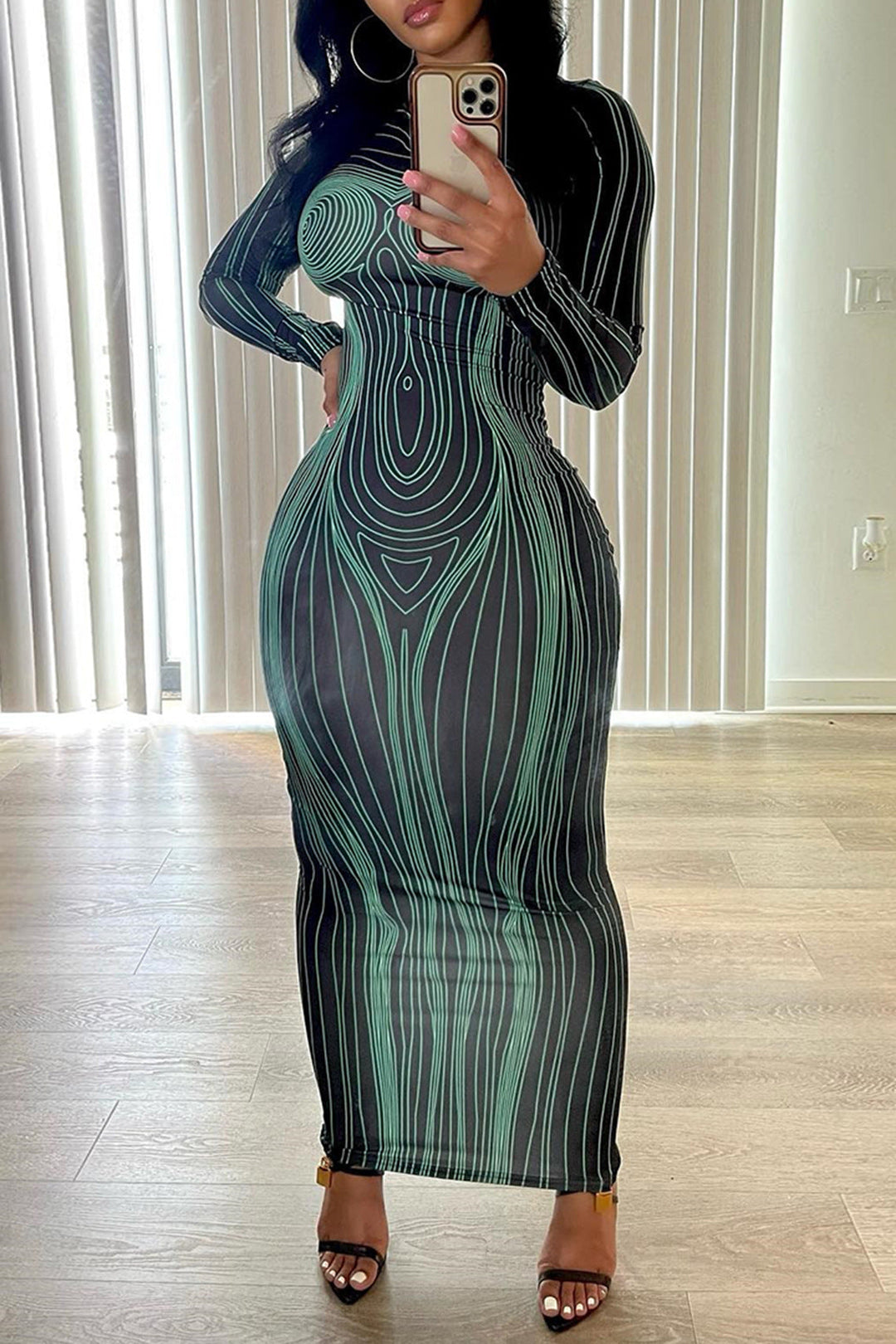 Robe maxi à manches longues ajustée pour femmes avec un design graphique moderne