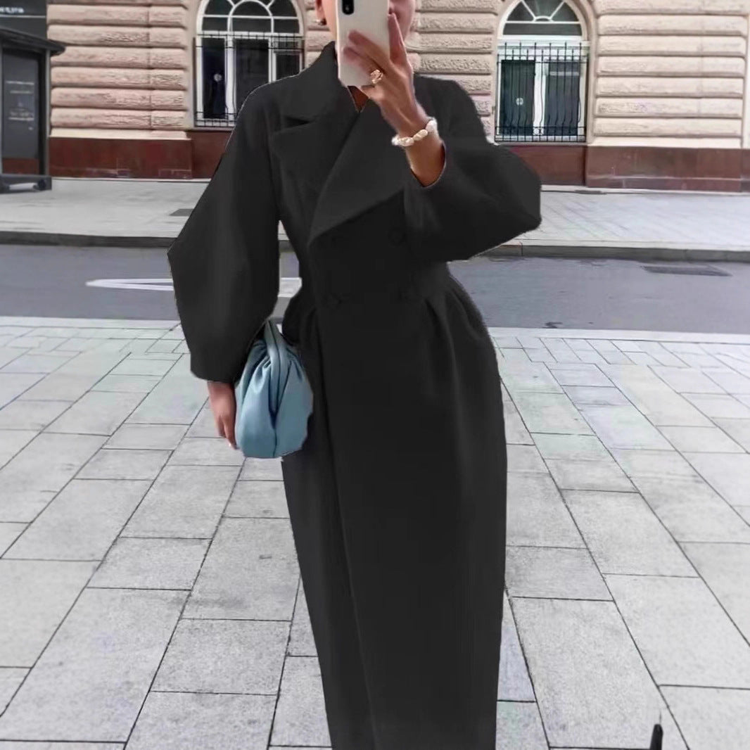 Manteau trench élégant pour femmes avec une coupe cintrée et fente latérale