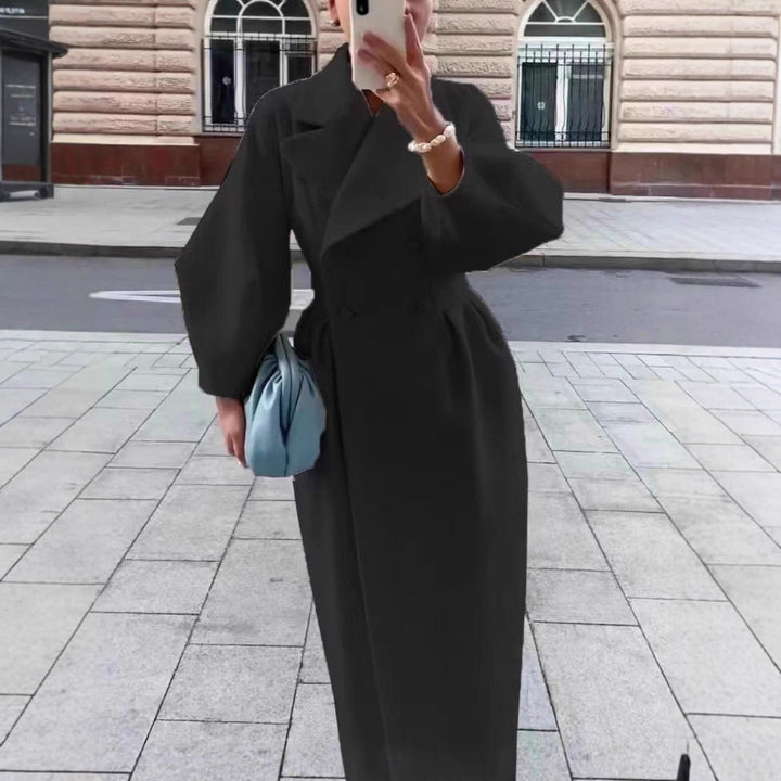 Manteau trench élégant pour femmes avec une coupe cintrée et fente latérale