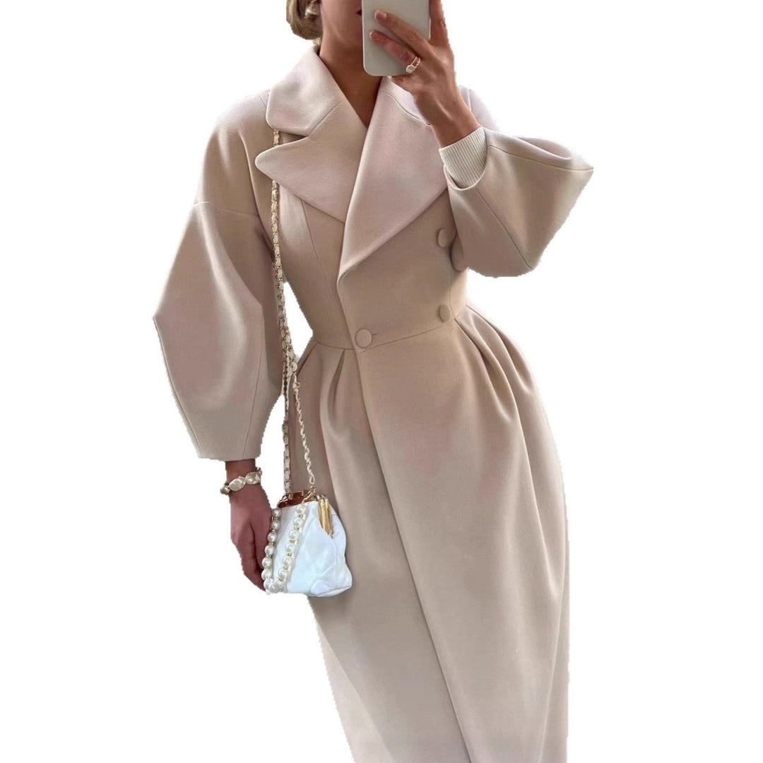 Manteau trench élégant pour femmes avec une coupe cintrée et fente latérale
