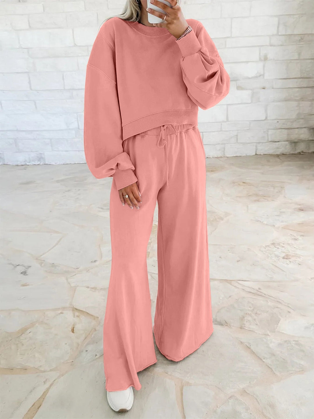 Ensemble de sport confortable pour femmes avec sweat-shirt court décontracté et coupe de pantalon ample