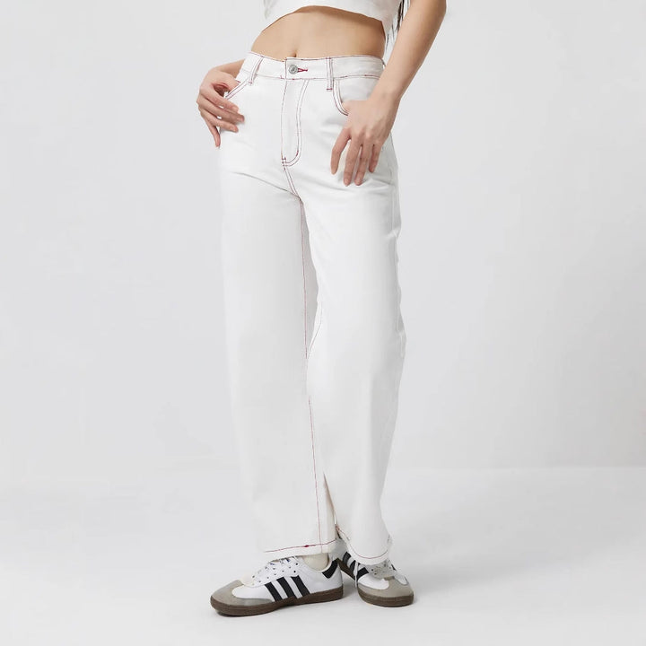 Jeans élégants pour femmes avec des broderies fruitées