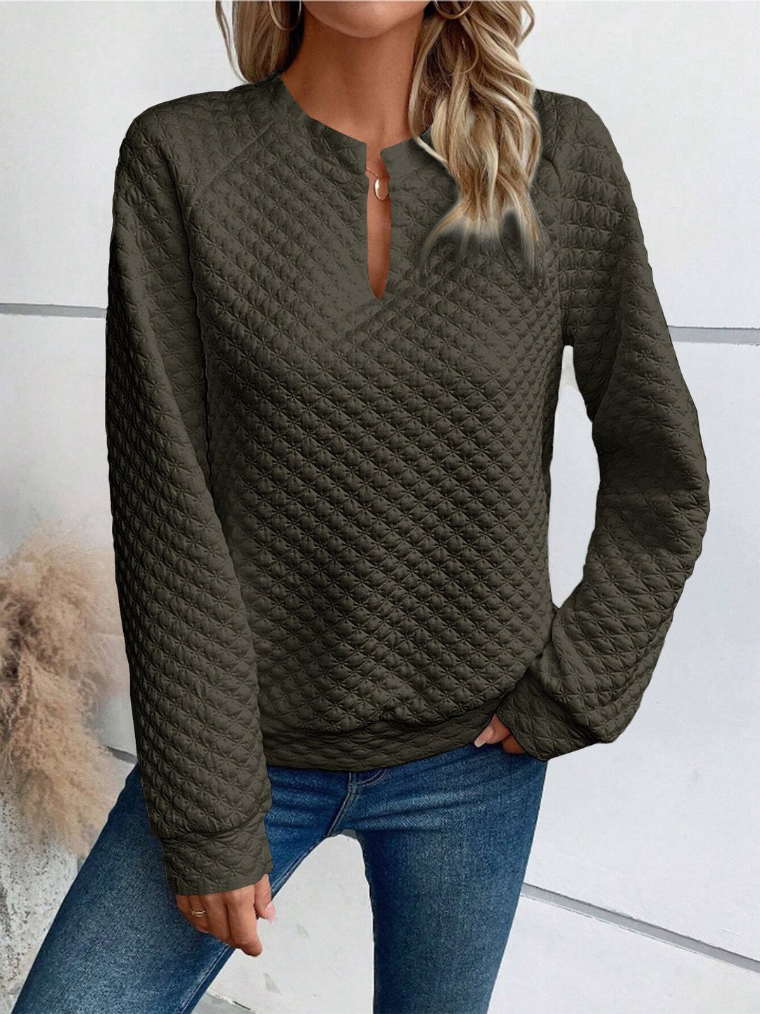 Sweat-shirt pour femmes avec design matelassé texturé et décolleté tendance
