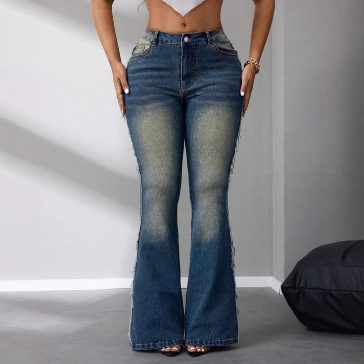 Jeans Bootcut pour femmes avec taille haute en denim léger et détails effilochés