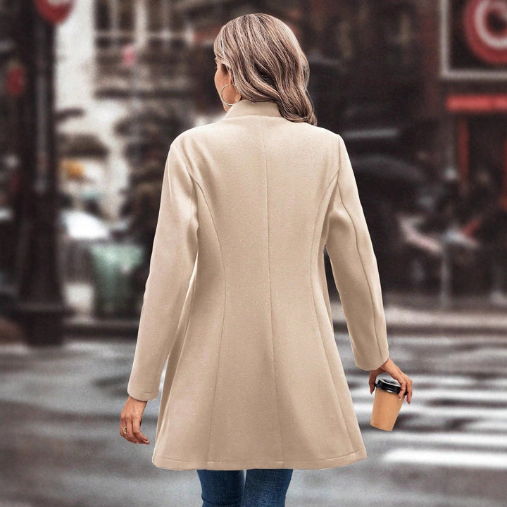 Manteau d'hiver élégant pour femmes avec coupe asymétrique et col montant