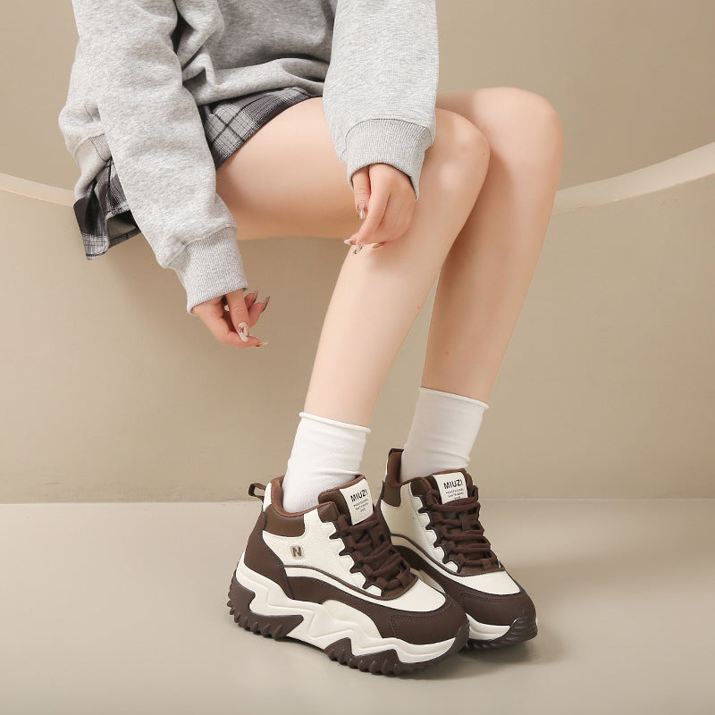 Baskets montantes sportives pour femmes avec profil robuste et design dynamique