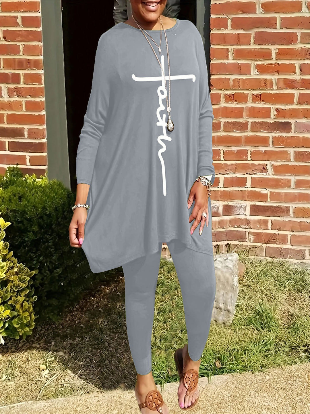 Ensemble de leggings et tunique pour femmes avec coupe asymétrique et imprimés motivants