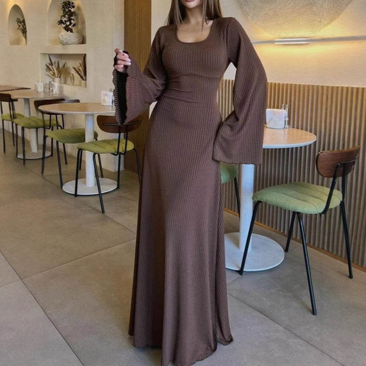 Robe maxi femme avec des manches évasées et des détails élégants