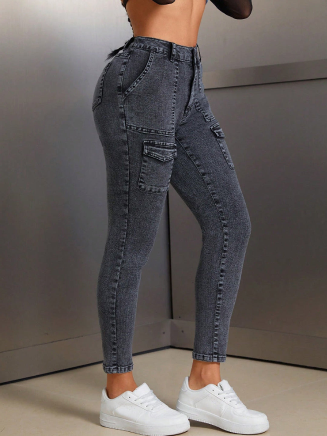 Jeans taille haute pour femmes avec poches à rabat pratiques et jambe étroite
