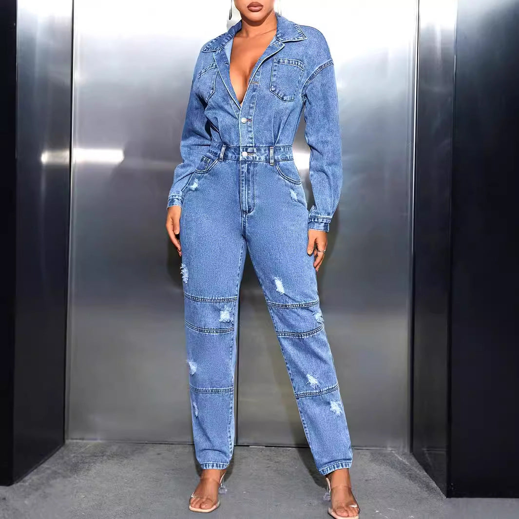 Salopette en jean pour femmes avec coupe cintrée et détails destroy à la mode