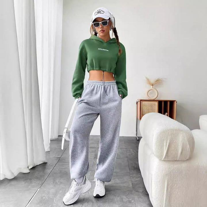 Hoodie cropped pour femmes avec inscription brodée et cordon de serrage
