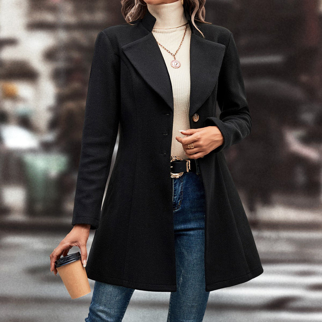 Manteau d'hiver élégant pour femmes avec coupe asymétrique et col montant