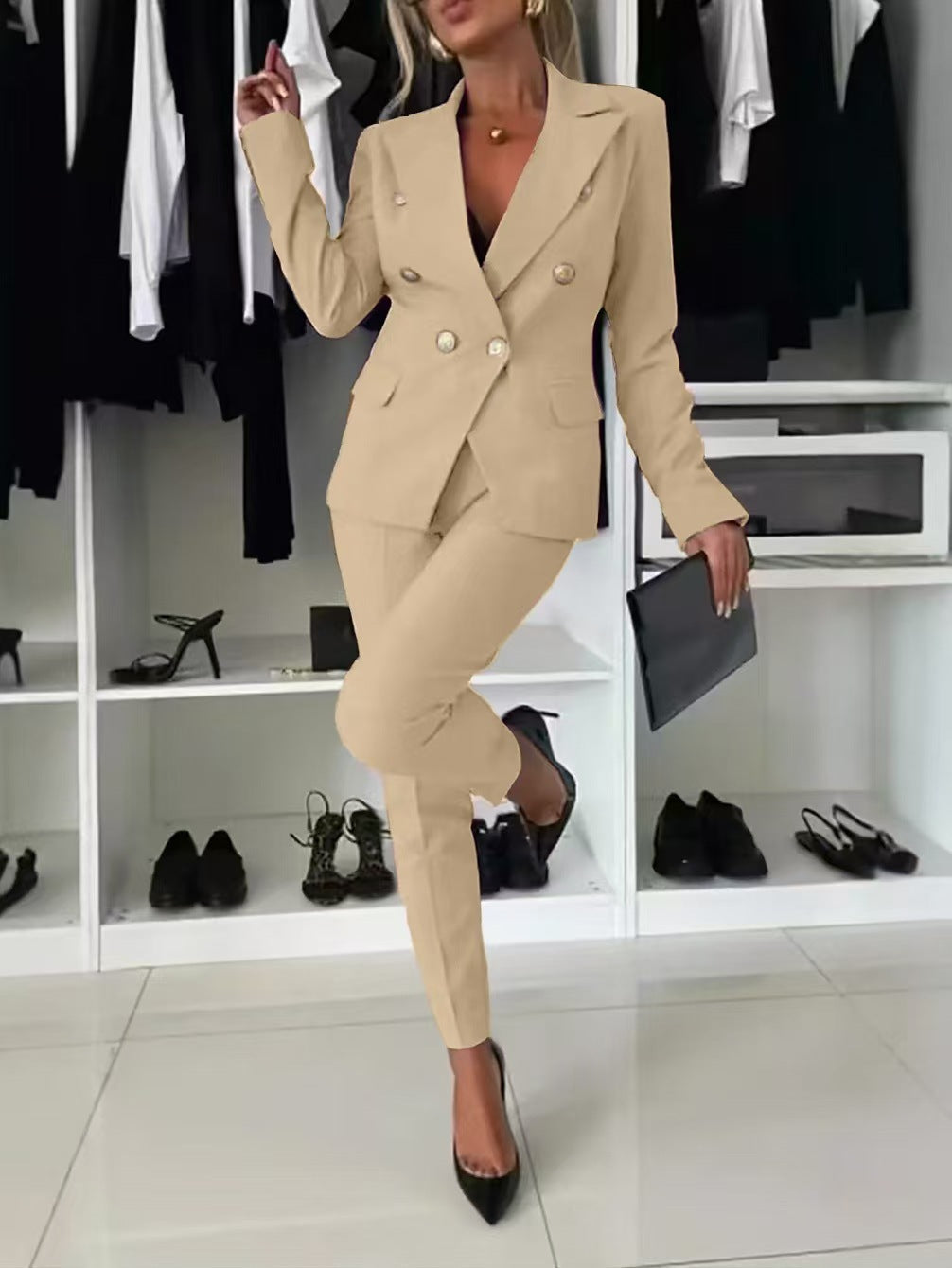 Ensemble de costume élégant pour femmes avec double boutonnage et coupe cintrée