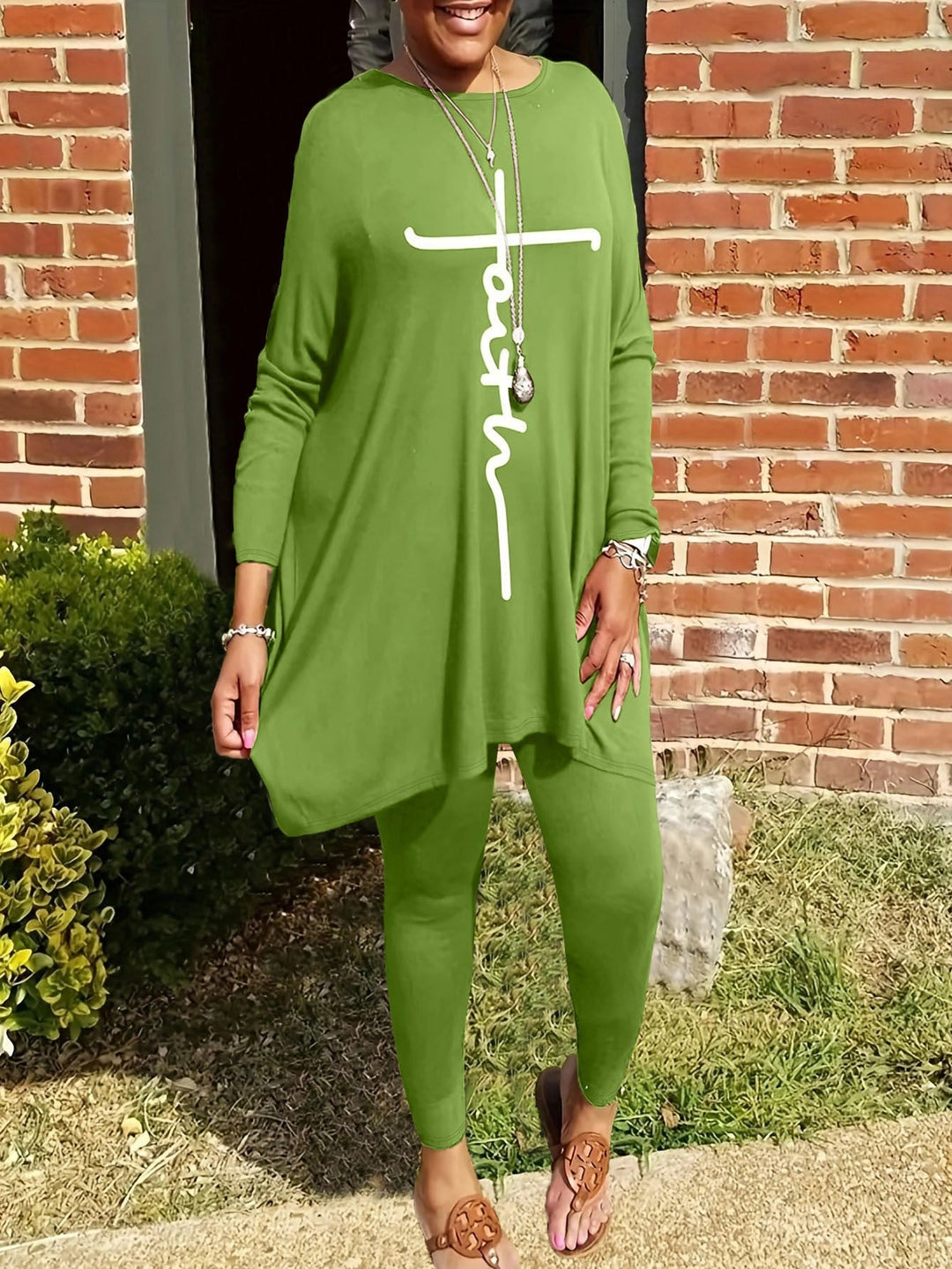 Ensemble de leggings et tunique pour femmes avec coupe asymétrique et imprimés motivants