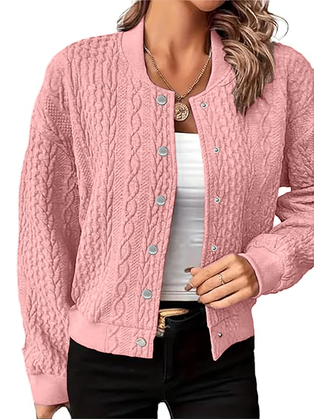 Gilet pour femmes au design moderne en torsades avec fermeture à boutons-pression
