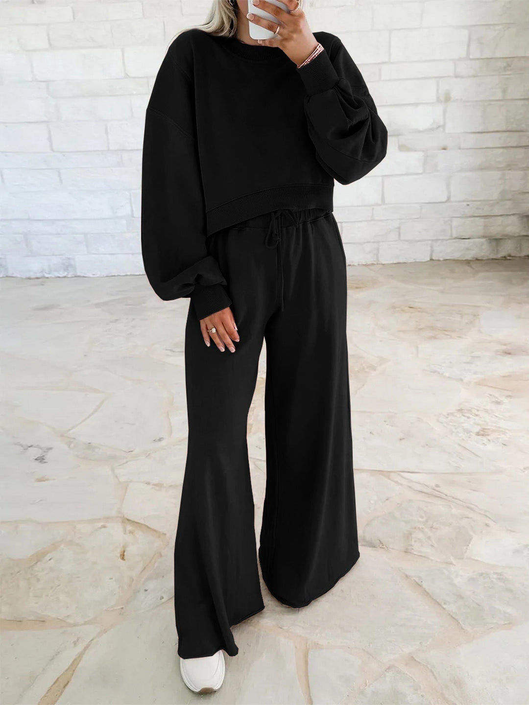 Ensemble de sport confortable pour femmes avec sweat-shirt court décontracté et coupe de pantalon ample