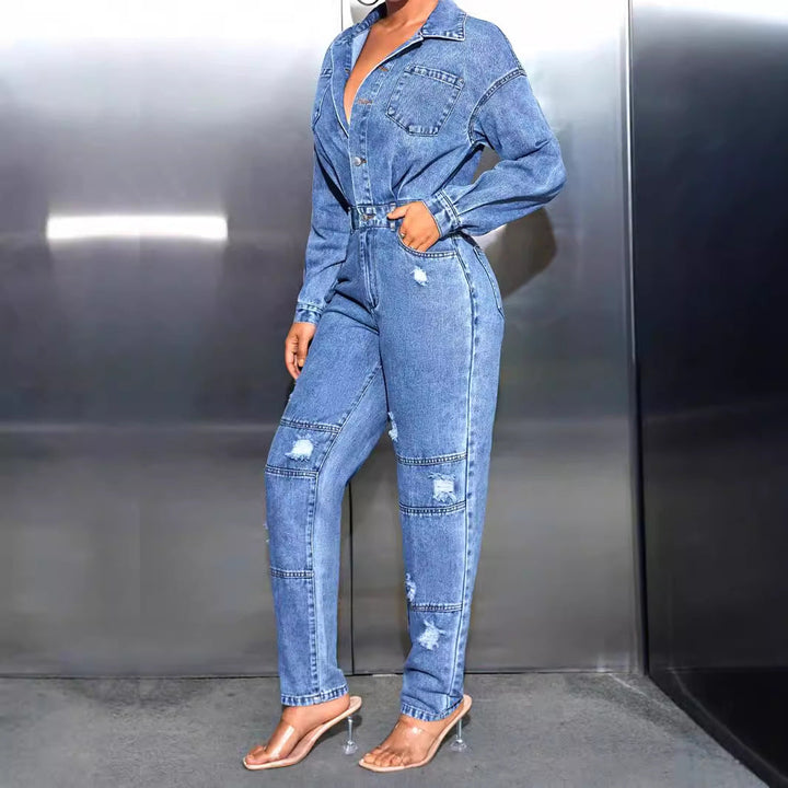 Salopette en jean pour femmes avec coupe cintrée et détails destroy à la mode