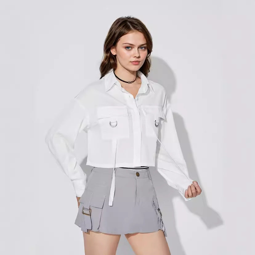 Blouse cropped pour femmes avec poches pratiques et détails modernes