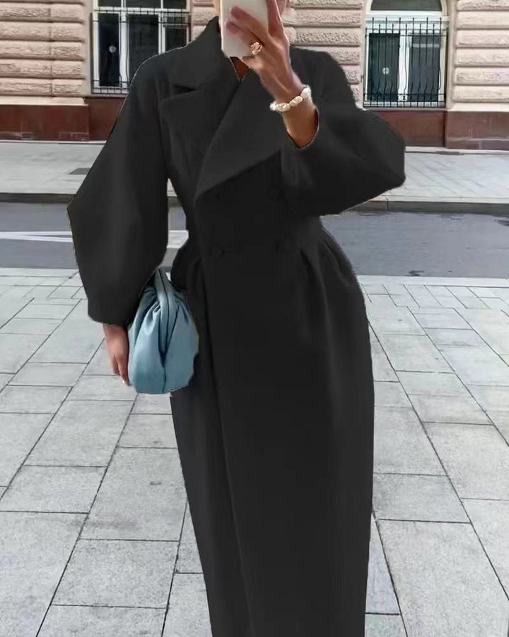 Manteau trench élégant pour femmes avec une coupe cintrée et fente latérale