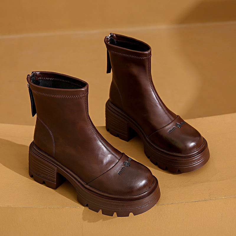 Bottines pour femmes avec un robuste talon bloc et une fermeture éclair moderne