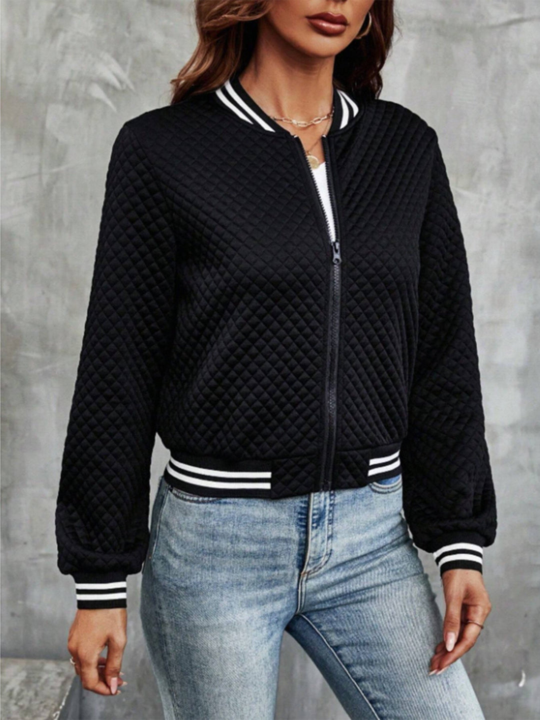 Veste matelassée pour femmes au design sportif avec des manches contrastées