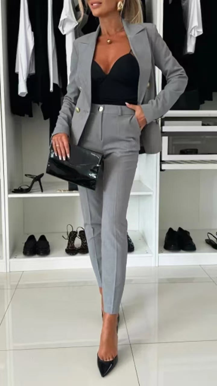 Ensemble de costume élégant pour femmes avec double boutonnage et coupe cintrée