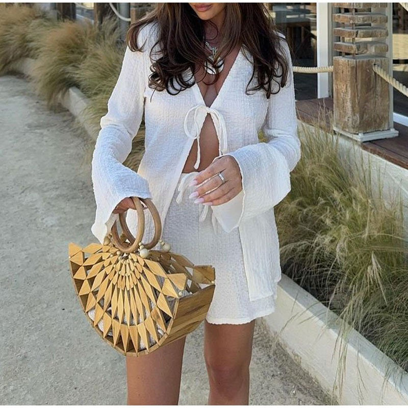 Ensemble de shorts pour femmes avec fermeture à nouer, décolleté en V et manches longues évasées