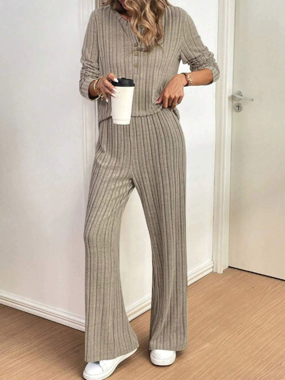 Ensemble en tricot décontracté pour femmes avec design à côtes à la mode et patte de boutonnage
