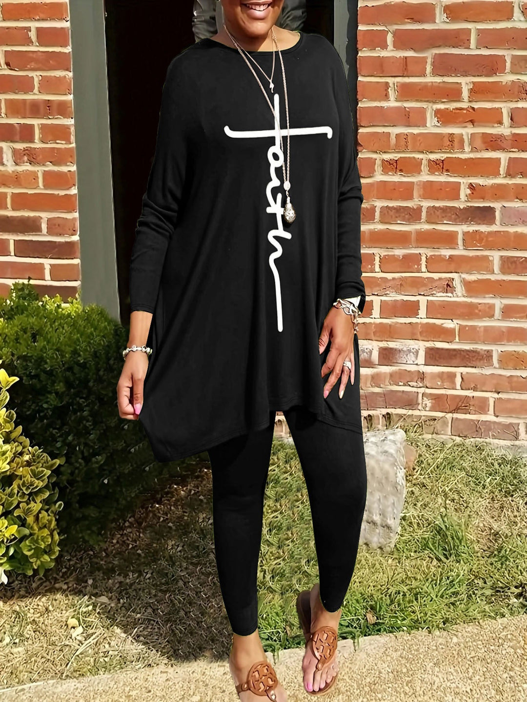 Ensemble de leggings et tunique pour femmes avec coupe asymétrique et imprimés motivants