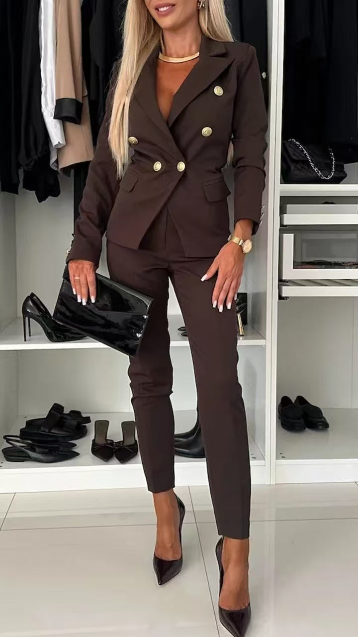 Ensemble de costume élégant pour femmes avec double boutonnage et coupe cintrée