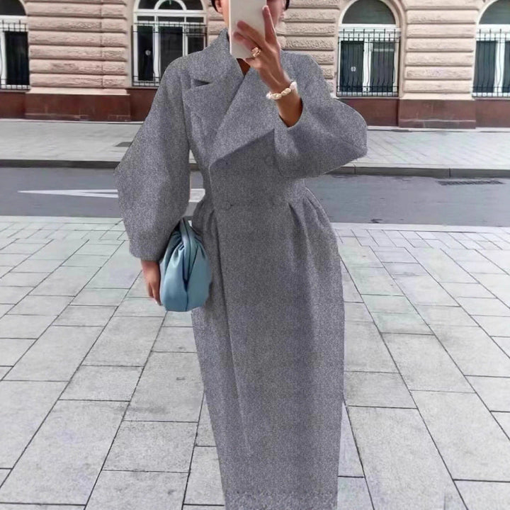 Manteau trench élégant pour femmes avec une coupe cintrée et fente latérale