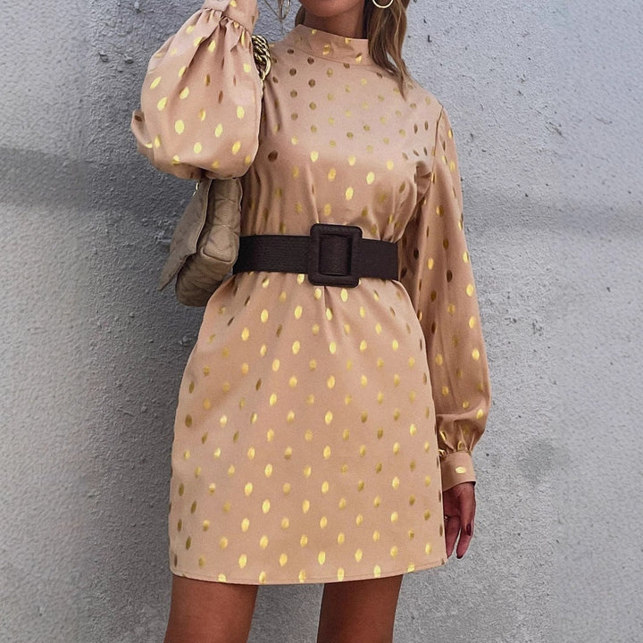 Robe mini élégante pour femmes avec des accents brillants et une coupe décontractée