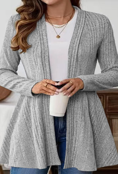 Veste en tricot longue pour femmes avec design côtelé moderne et cintrage