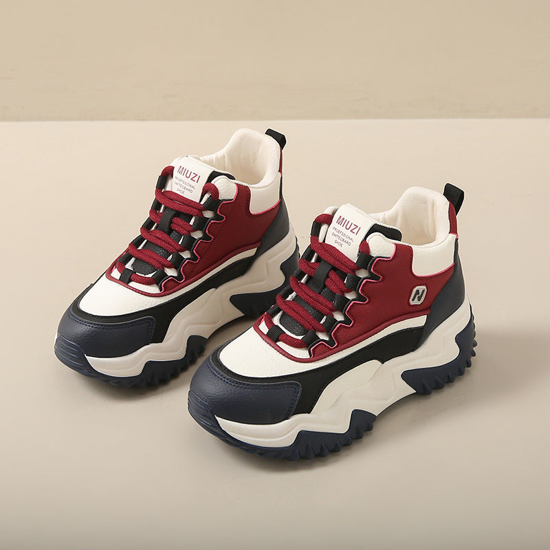 Baskets montantes sportives pour femmes avec profil robuste et design dynamique