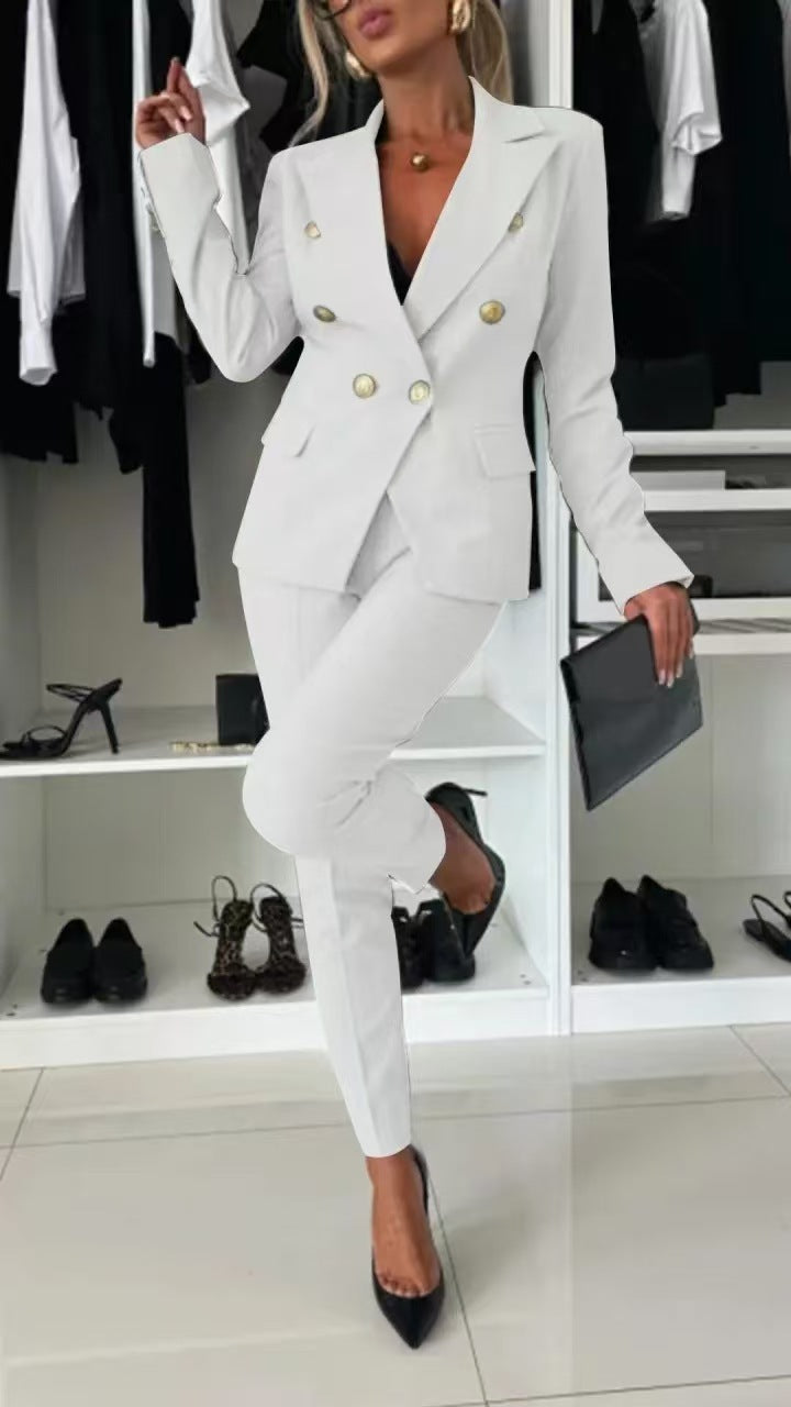 Ensemble de costume élégant pour femmes avec double boutonnage et coupe cintrée
