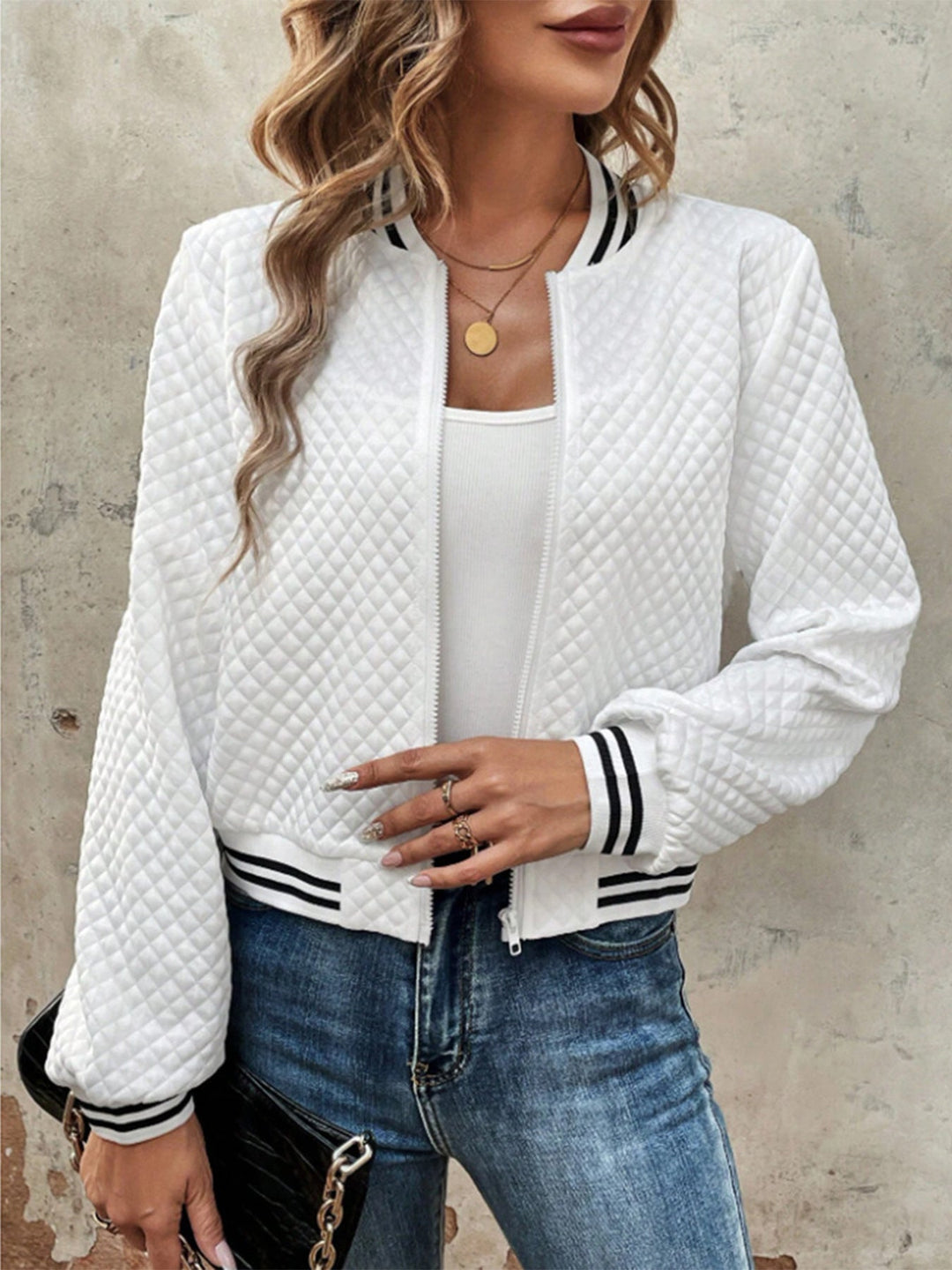 Veste matelassée pour femmes au design sportif avec des manches contrastées