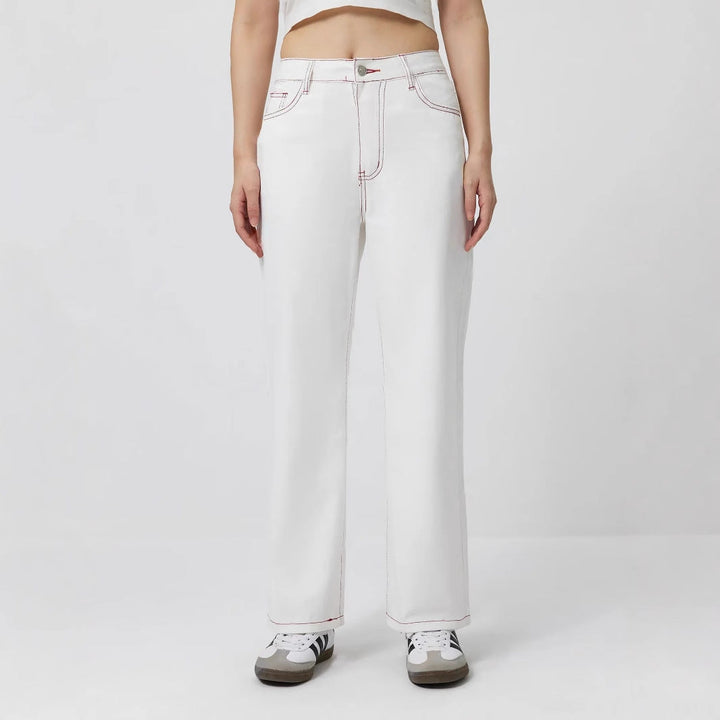 Jeans élégants pour femmes avec des broderies fruitées