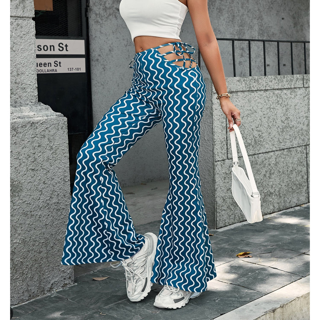 Pantalon évasé taille haute pour femmes avec détails de lacets décoratifs et motif en vagues