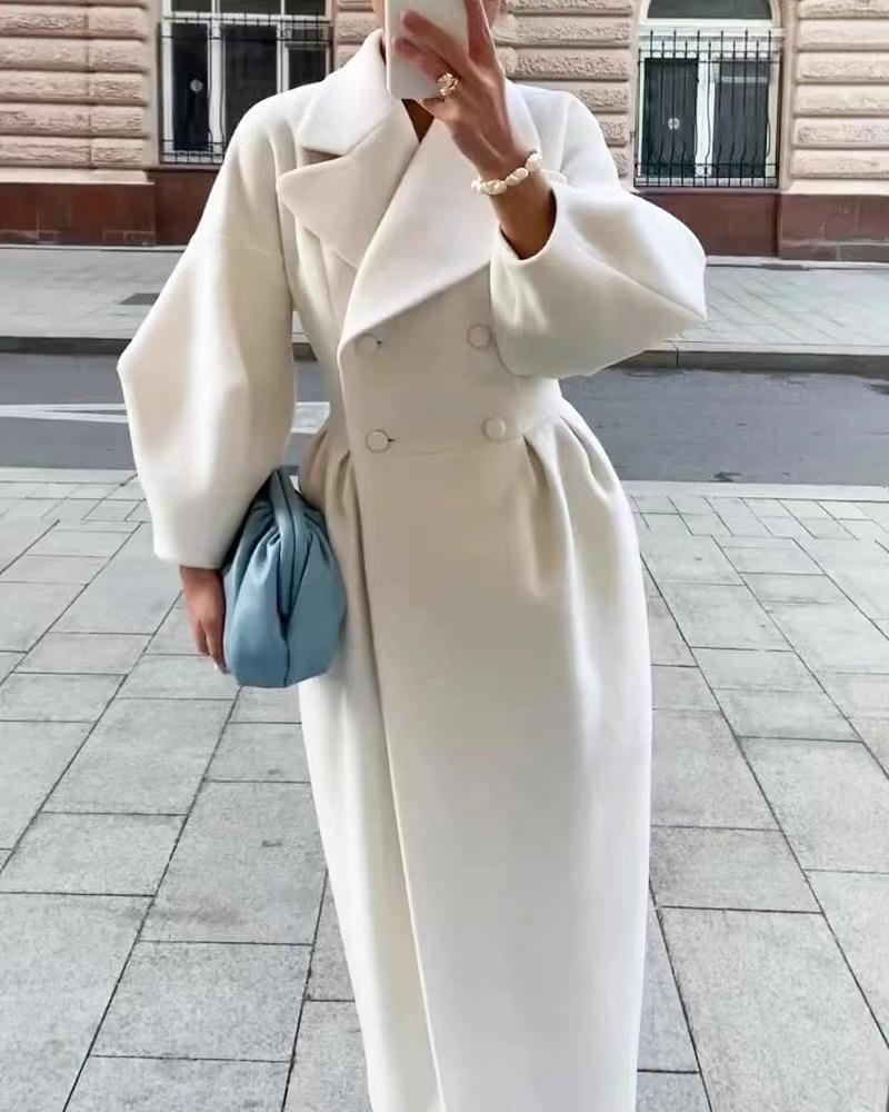 Manteau trench élégant pour femmes avec une coupe cintrée et fente latérale