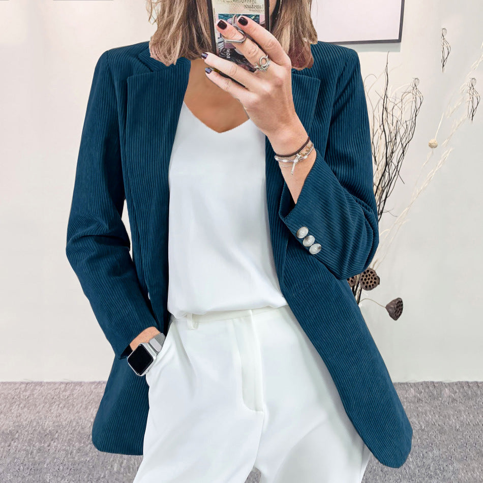 Blazer rayé féminin à la mode avec coupe slim