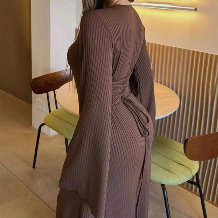 Robe maxi femme avec des manches évasées et des détails élégants
