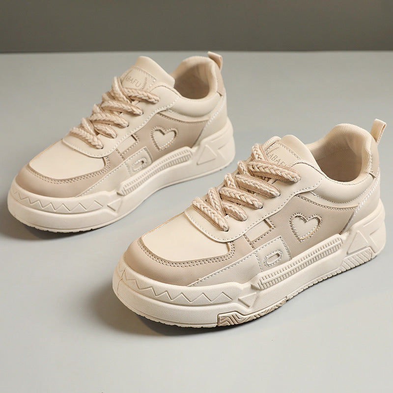 Baskets mode pour femmes avec application en forme de cœur et design de semelle robuste