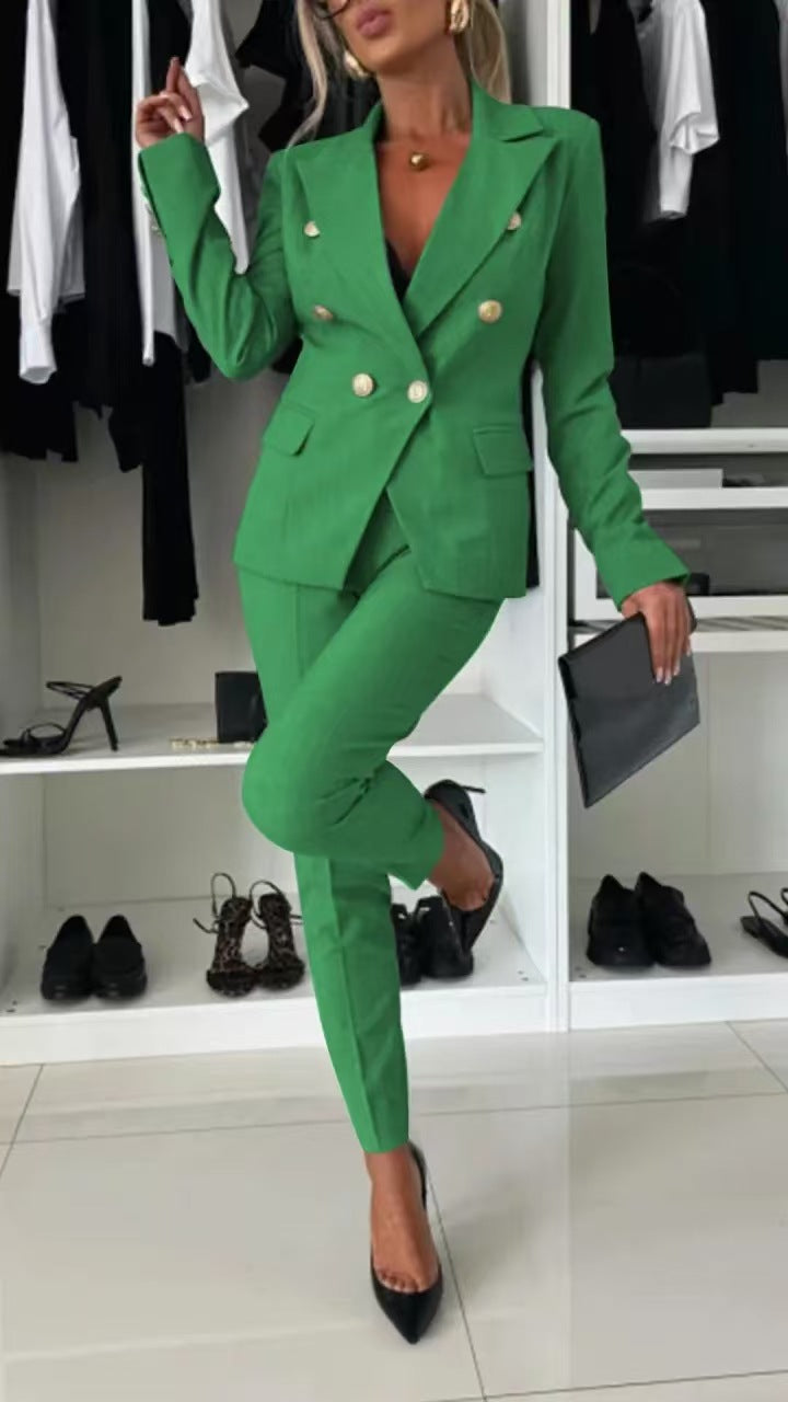 Ensemble de costume élégant pour femmes avec double boutonnage et coupe cintrée